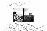 un écrivain chez lui me montre la vue de la ville de Tirana en Albanie en 1998 © Photo Deborah Metsch