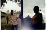 une femme en pays Bassari et son cousin, Sénégal en 2002 © Photo Deborah Metsch