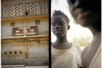 Deux jeunes files à coté d'un cinéma, Sénégal en 2002© Photo Deborah Metsch