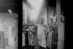 Sur la route, des gens attroupés le jour des élections, série noir et blanc, au Ghana, en 2000 © Photo Deborah Metsch