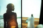 une fille et un homme en habit traditionnel à la plage, série rouge, à Dakar au Sénégal en 2001 © Photo Deborah Metsch