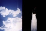 une jeune fille en robe blanche et nuage blancs, série rouge, à Dakar, au Sénégal en 2001 © Photo Deborah Metsch