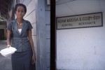 une femme et son déjeuner à côté du  general merchants au Seychelles en 2008 © Photo Deborah Metsch