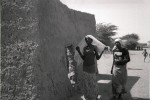 des jeunes filles et un voile de mariée dans les rues de Podor, au Sénégal en 2010 © Photo Deborah Metsch