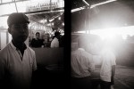 Saigon sur la route du retour, le garage avec les hommes. Vietnam en 2017, 06janvier © Photo Deborah Metsch